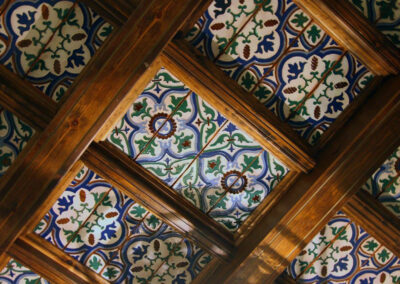 Detalle techo azulejos artesanales de Arquoom arquitectos de Sevilla