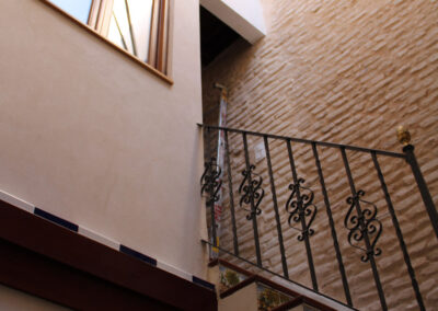 Detalle pared ladrillo visto y escalera hierro forjado por Arquoom arquitectos de Sevilla Rehabilitación de fábrica vista mediante morteros de cal tradicionales