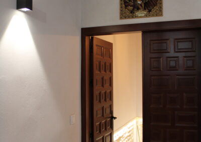 Recuperación de carpinterías de madera maciza en taller Detalle puerta madera por Arquoom arquitectos de Sevilla