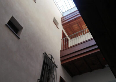 Detalle patio interior Arquoom arquitectos de Sevilla Rehabilitación de patio de vivienda del s. XIX mediante oficios tradicionales