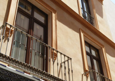 Detalle fachada balcón Arquoom arquitectos de Sevilla Rehabilitación de fachada protegida mediante morteros tradicionales y elementos cerámicos
