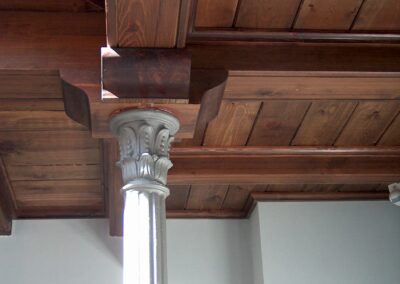 Detalle columna y techo madera Arquoom arquitectos de Sevilla Recuperación de columnas de fundición y fuste en artesonado de madera